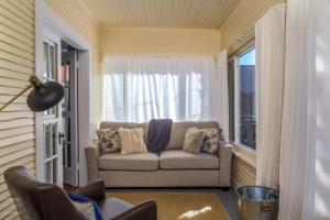 波特蘭的住宿－Silver Falls，带沙发和窗户的客厅