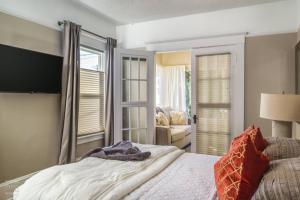 波特蘭的住宿－Silver Falls，一间卧室设有一张床和一间客厅。