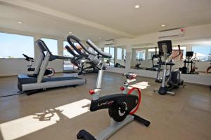 Fitnesscentret og/eller fitnessfaciliteterne på Luxury Apartment Steps From 5th Av Rooftop Pool By Yeah