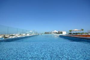 Swimmingpoolen hos eller tæt på Luxury Apartment Steps From 5th Av Rooftop Pool By Yeah