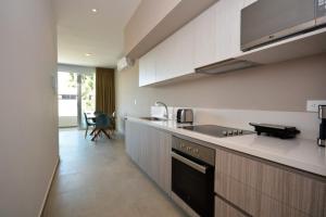 Køkken eller tekøkken på Luxury Apartment Steps From 5th Av Rooftop Pool By Yeah