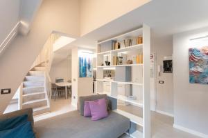 - un salon avec un escalier et un canapé dans l'établissement Castello Ripa Baveno, à Baveno