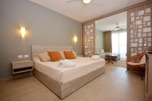 En eller flere senge i et værelse på Luxury Apartment Steps From 5th Av Rooftop Pool By Yeah + 27 billeder