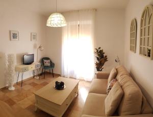 A television and/or entertainment centre at Duquesa María Apartamento en el corazón de Granada