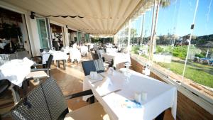 Restauracja lub miejsce do jedzenia w obiekcie Marbesa Villas with Jacuzzi