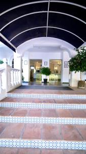 Basen w obiekcie Marbesa Villas with Jacuzzi lub w pobliżu