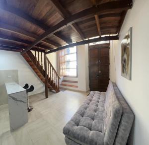 un soggiorno con un divano e un soffitto in legno di Agradable casa en Buga junto a la basílica a Buga