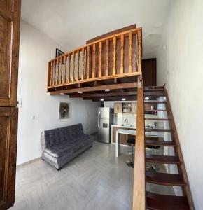 un salon avec un escalier menant à une mezzanine dans l'établissement Agradable casa en Buga junto a la basílica, à Buga