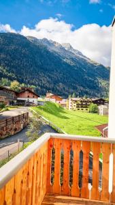 einen Balkon mit Bergblick in der Unterkunft All-Suite Resort Zwieselstein - Sölden in Sölden