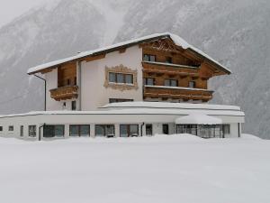 ein Gebäude auf einem schneebedeckten Berg in der Unterkunft Appartement Belmonte in Sölden