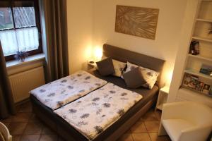 ein kleines Schlafzimmer mit einem Bett in einem Zimmer in der Unterkunft Gäste Apartement Casa Luber in Thalmassing