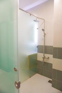 y baño con ducha y puerta de cristal. en TUY HOA CASA, en Liên Trì (3)