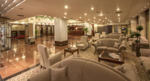 - une salle d'attente avec des canapés et des chaises dans le hall dans l'établissement Grand Hotel Gaziantep, à Gaziantep