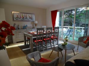 a living room with a dining room table and chairs at Résidence Port an Dro in Carnac-Plage