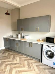 a kitchen with a washer and a washing machine at Stevenson Apartment in Alexandria