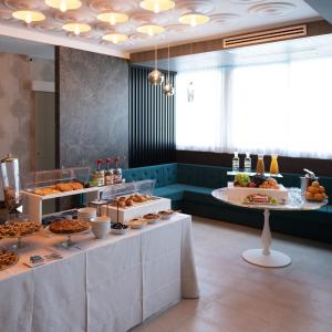 una linea a buffet con molti tipi di cibo diversi di Vytae Spa & Resort a Vallecorsa