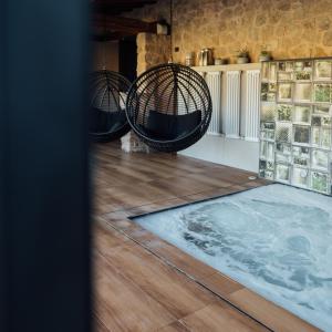Vytae Spa & Resort في Vallecorsa: حوض استحمام ساخن في غرفة مع سلالتين على الأرض