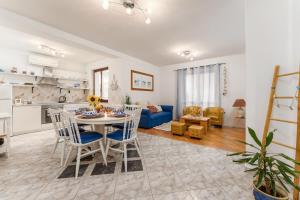 cocina y sala de estar con mesa y sillas en Holiday apartment KALIĆ, en Štokovci