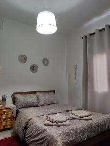 سرير أو أسرّة في غرفة في Agoritsas apartment