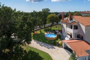 una vista aérea de una casa con piscina en Holiday apartment KALIĆ, en Štokovci