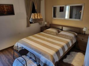 Schlafzimmer mit einem Bett und einem Fenster in der Unterkunft Kuća za odmor Potjeh in Slavonski Brod