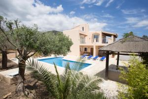 una villa con piscina di fronte a una casa di Villa Tom is near to Playa Den Bossa a Ibiza Città