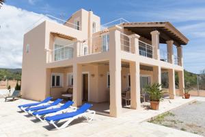 イビサ・タウンにあるVilla Tom is a lovely modern villa located near to Playa Den Bossa and Ibiza Townのスイミングプール、ラウンジチェア付きのヴィラ