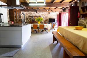 una cucina e una sala da pranzo con tavolo, una cucina e una sala da pranzo di Casa das Castanhas - near Gerês a Braga