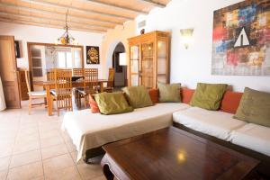 イビサ・タウンにあるVilla Tom is a lovely modern villa located near to Playa Den Bossa and Ibiza Townのリビングルーム(ソファ2台、テーブル付)