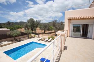una villa con piscina e una casa di Villa Tom is near to Playa Den Bossa a Ibiza Città Altre 14 foto