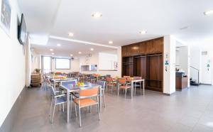 un comedor con mesas y sillas en una cafetería en Albergue "El Río", en Cella