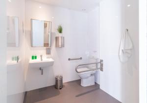 Un baño de Albergue "El Río"
