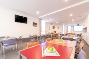 un comedor con mesas y sillas en un salón de clase en Albergue "El Río", en Cella