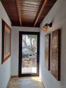 a hallway with a door leading to a patio at Alunita & Pirita, Habitación con Jardín, Terraza y WiFi en zona tranquila y céntrica in Nazaret
