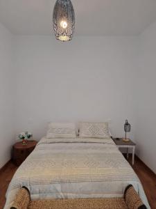 a bedroom with a bed with a white wall at Habitacion Alunita in Nazaret