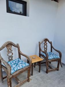 two chairs and a table in a room at Habitacion Alunita in Nazaret