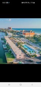 - une vue aérienne sur un complexe avec une piscine dans l'établissement Piece of Paradise, à Clearwater Beach