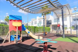 um parque infantil com escorrega e escorrega em Fantastic 2 bed apartment in modern complex in Pilar de la Horadada em Pilar de la Horadada