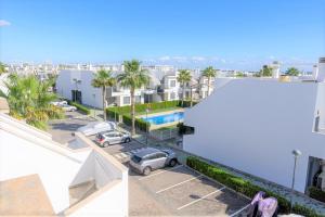 uma vista aérea de uma villa com estacionamento em Fantastic 2 bed apartment in modern complex in Pilar de la Horadada em Pilar de la Horadada