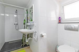 une salle de bain blanche avec un lavabo et une douche dans l'établissement Villa w pool seaview in Cometa, à Calp 18 autres photos