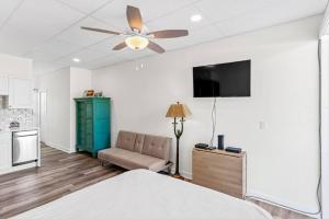 1 dormitorio con 1 cama y ventilador de techo en Dolphin Watch, en Clearwater Beach