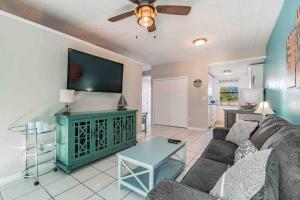 TV a/nebo společenská místnost v ubytování Seaside Serendipity