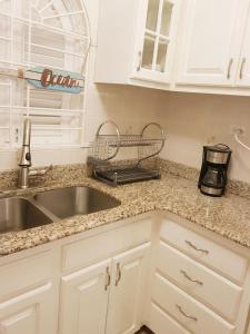 Η κουζίνα ή μικρή κουζίνα στο Amazing Location! Walk to town, beach & dinner - PAYMENT REQUIRED TO RESERVE