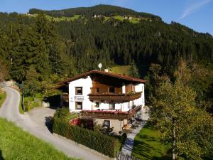 una casa en medio de una carretera con una montaña en Haus Klammtal en Schwendau