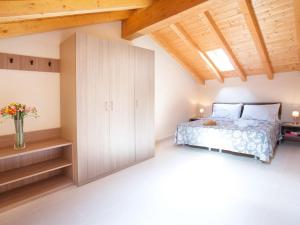 Postel nebo postele na pokoji v ubytování SALA COMACINA APARTMENT NO 1-SLEEPS 10 by Italian Apartments + 27 fotografií