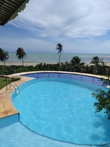 Casa de Praia em Mundaú في مونداو: مسبح مطل على المحيط