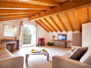 TV a/nebo společenská místnost v ubytování SALA COMACINA APARTMENT NO 1-SLEEPS 10 by Italian Apartments