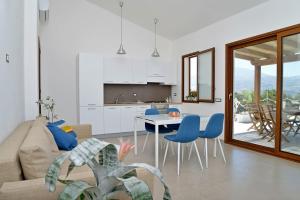 un soggiorno con divano, tavolo e sedie di Villa Occidente - Homelike Villas a Castellammare del Golfo