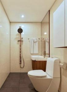 W łazience znajduje się toaleta, umywalka i prysznic. w obiekcie Nhà nghỉ Nghĩa Nhân w mieście Da Lat