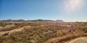 エル・カボ・デ・ガタにあるApartamento Luna Llena Cabo de Gataの山々が連なる砂漠の中の道路